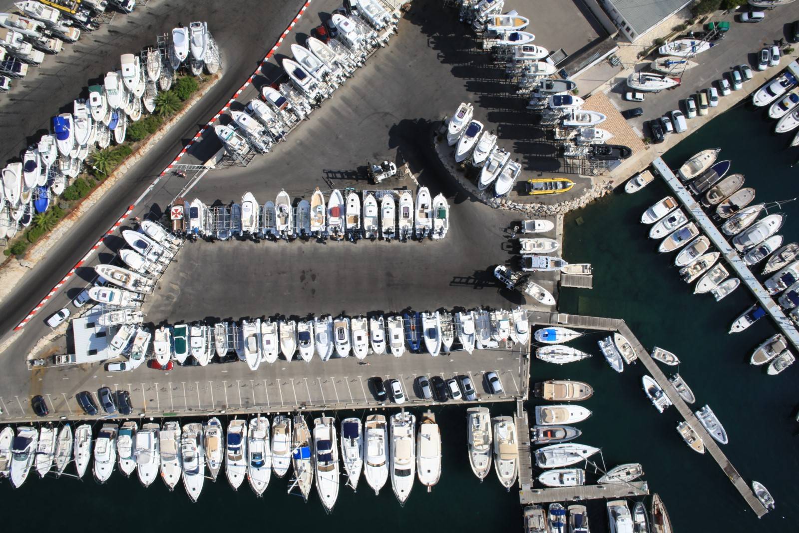 Port Ouest Marseille POM : stationnement de bateaux sur rack ou à flot