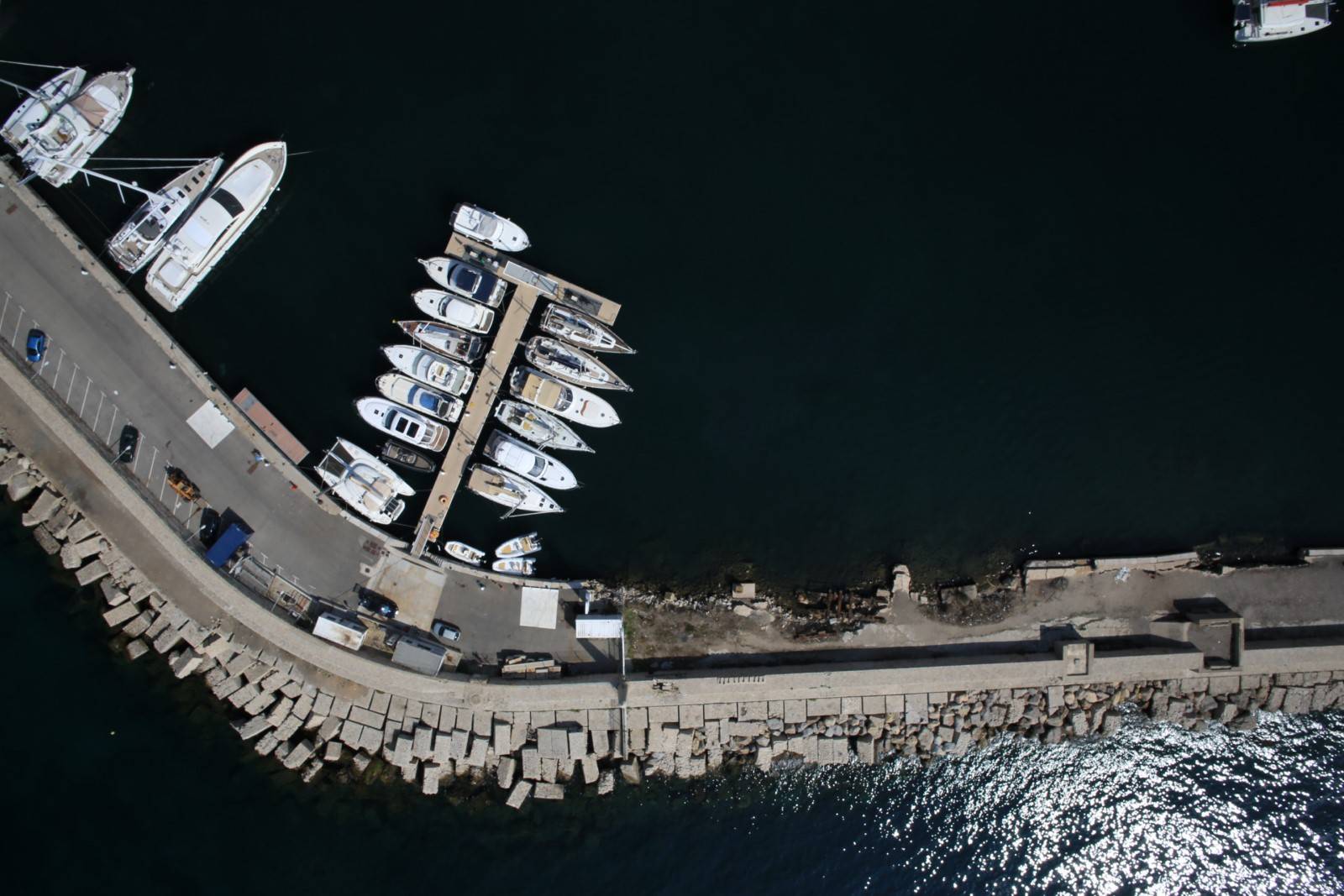 Port Ouest Marseille POM : stationnement de bateaux sur rack ou à flot